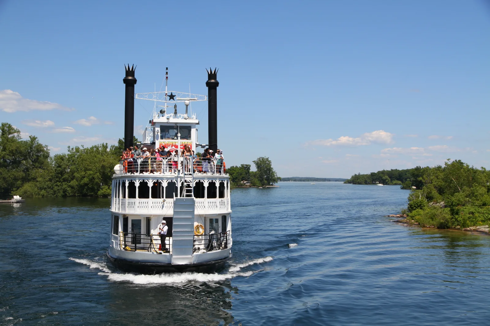 Kingston: Heart of the Thousand Islands Riverboat Cruise — passengers enjoying the cruise