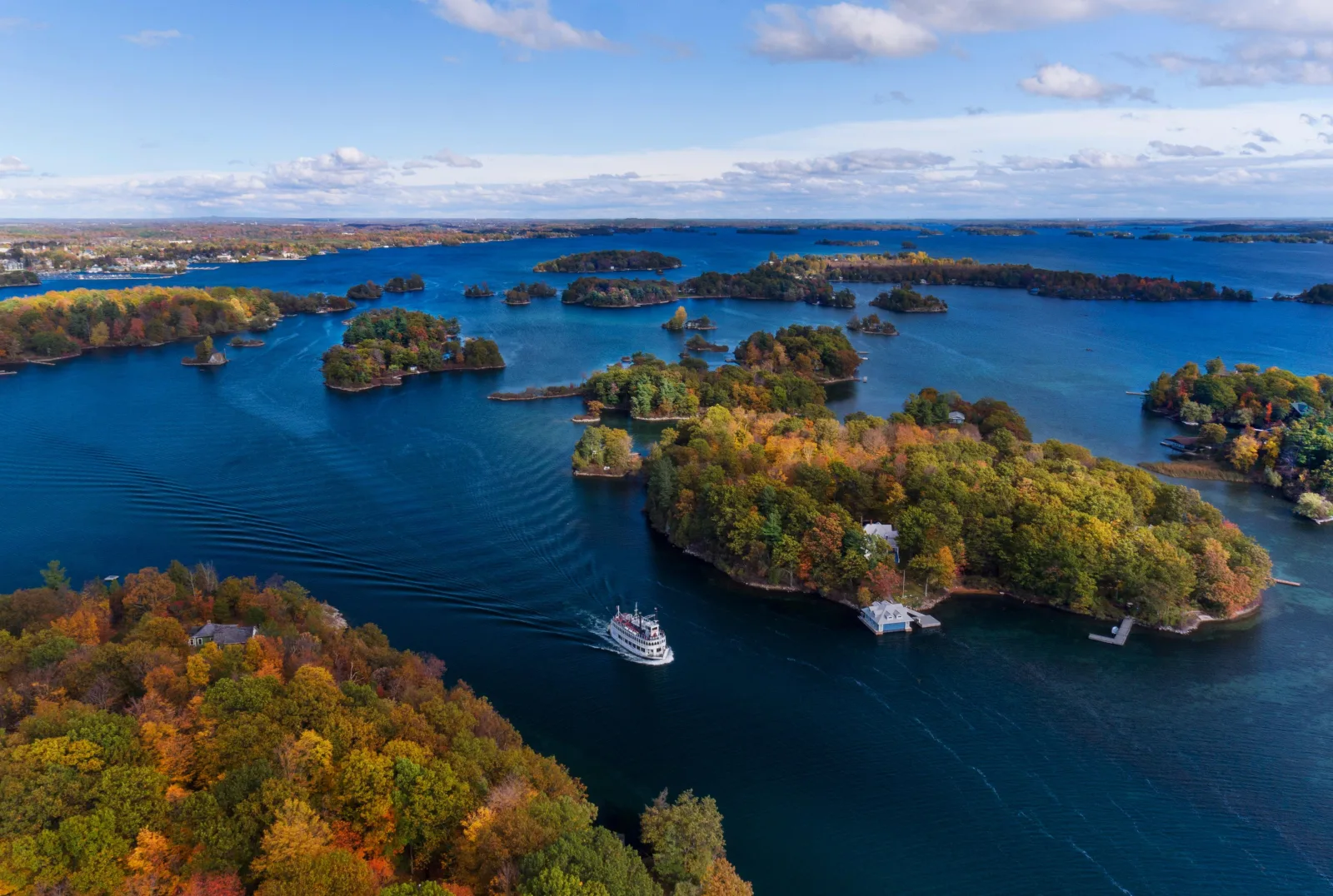 Kingston: Lunch Cruise of Thousand Islands — passengers enjoying the cruise