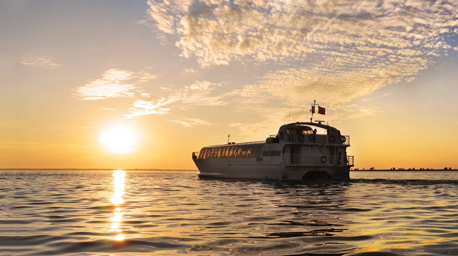 Kingston: Sunset Dinner Cruise — passengers enjoying the cruise